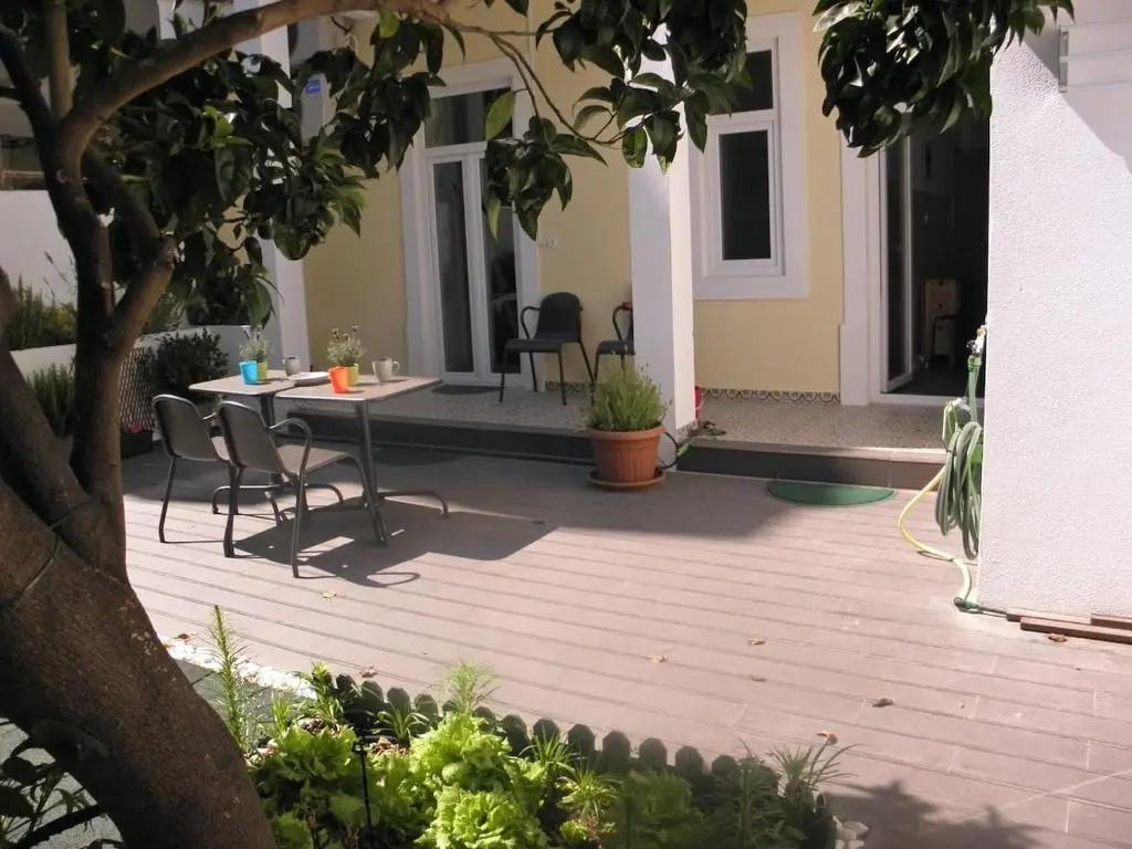 Sunny orange garden apartment in central Lisbon