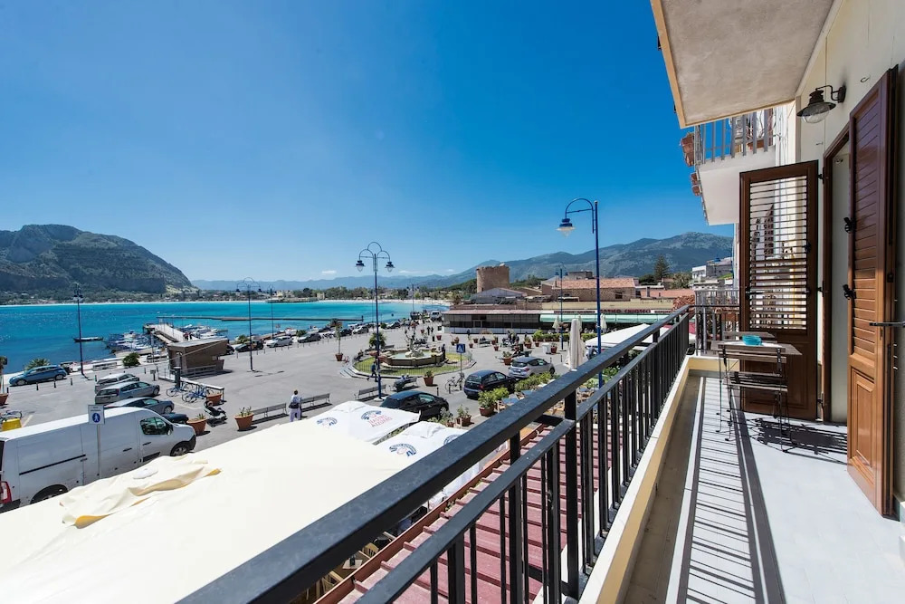 Casetta Vista Mare in Piazza a Mondello by Wonderful Italy