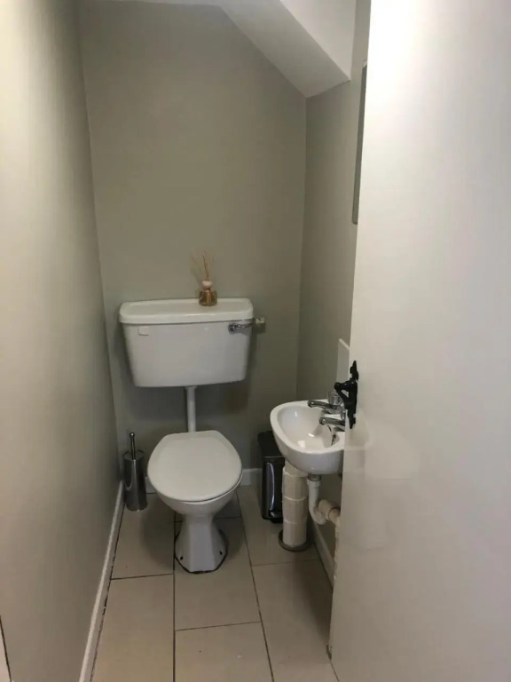 Cheerful 4 bedroom town house with bbq,