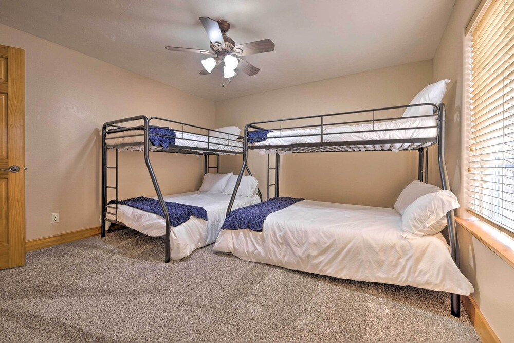 Hurricane Home w/ Pool & Spa ~ 25 Mi to Zion!