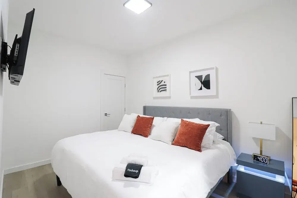 Unit 3 One BR With Queen  Sofa and  Bed