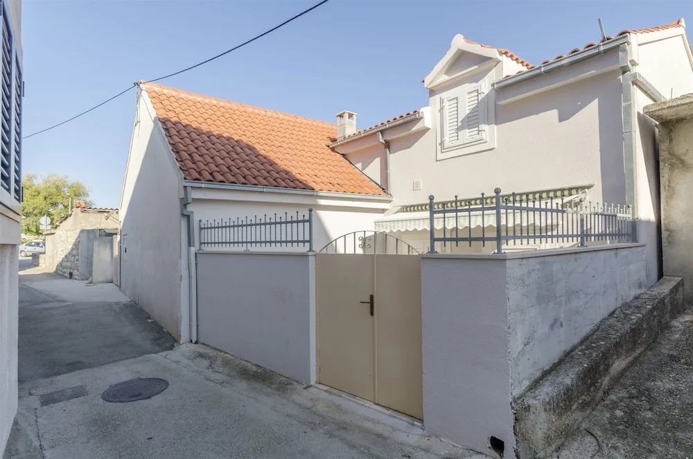 Apartments with parking space Supetar, Brac - 11278