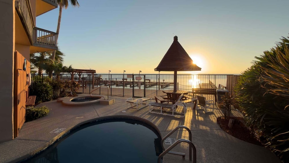 Direct Bayfront Sunsets - Boat Docks - Pool - Fish 2 Bedroom Apts
