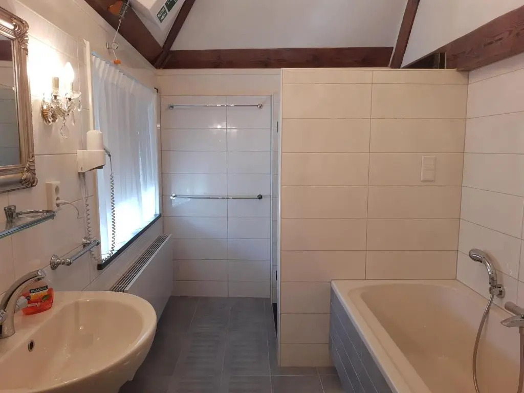 VRYE HEERLYKHEYD ( adults only ) studio 3