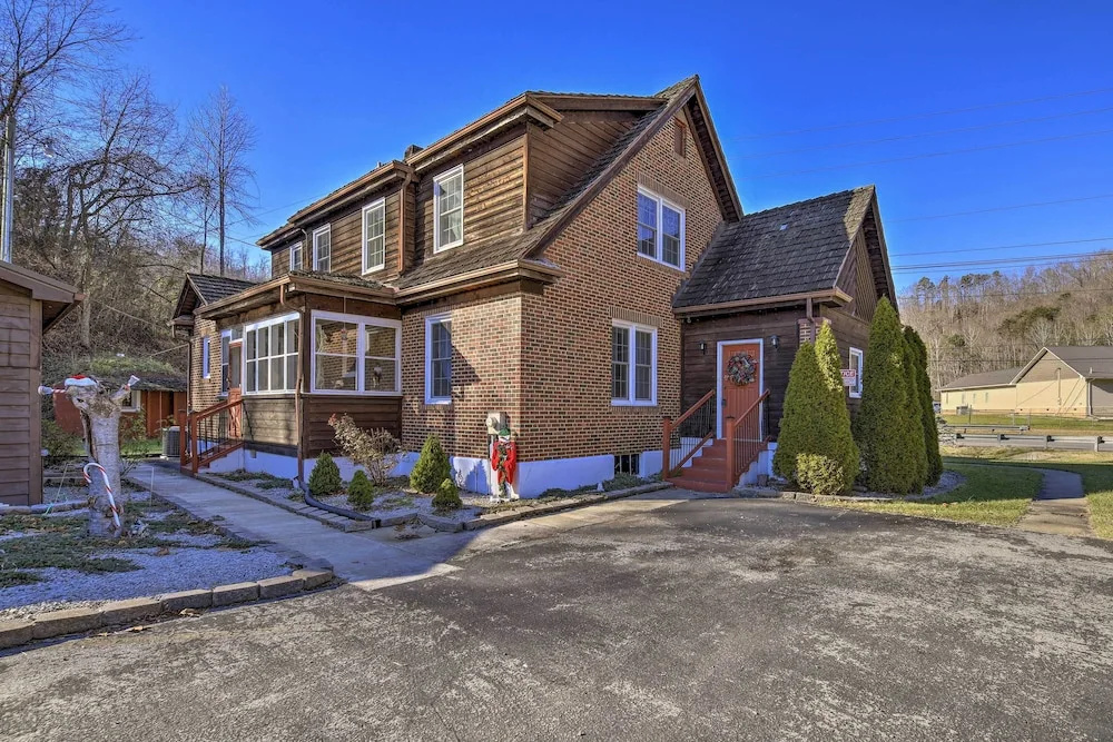 Half-mi to Dawkins Rail Trail: Family Home w/ Yard