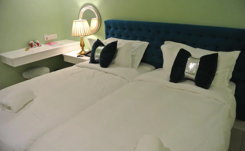 1 Day Car Hotel Station 18
