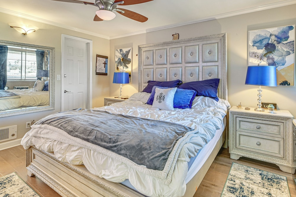 Walk to Beach: Condo w/ Pool Access in Oceanside