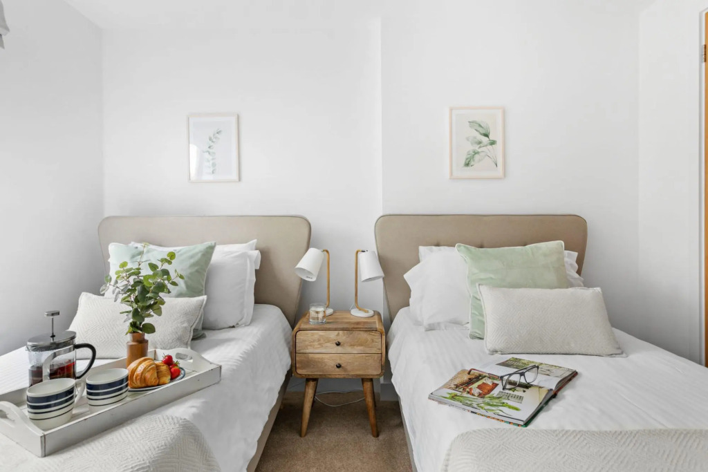 A7 Masts - Striking beachside apartment with beautiful sea views, private balcony and secure parking