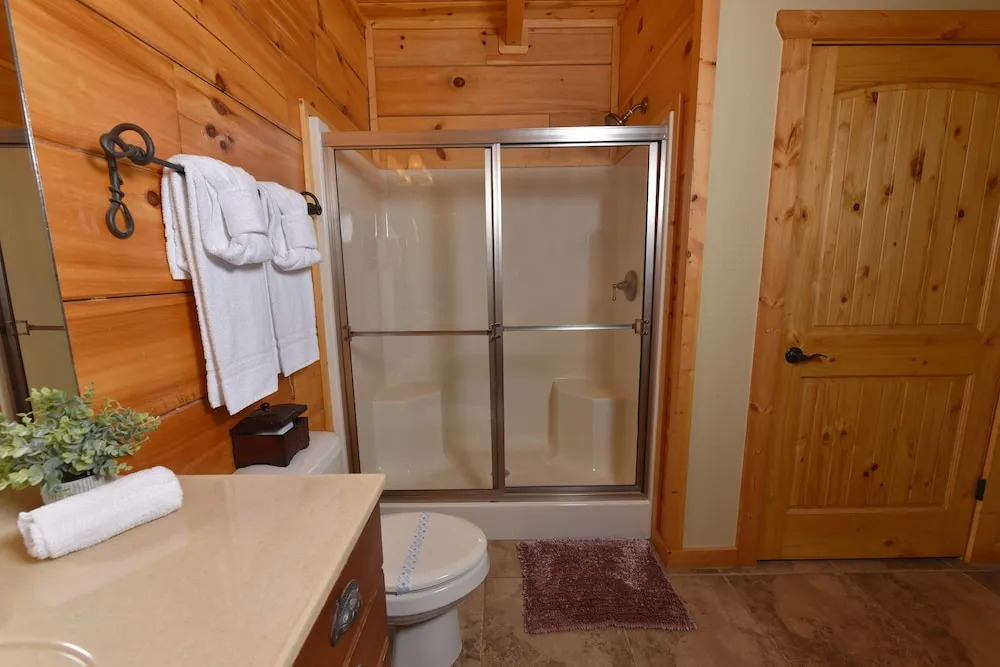 Majestic Forest - 3 Br cabin by RedAwning