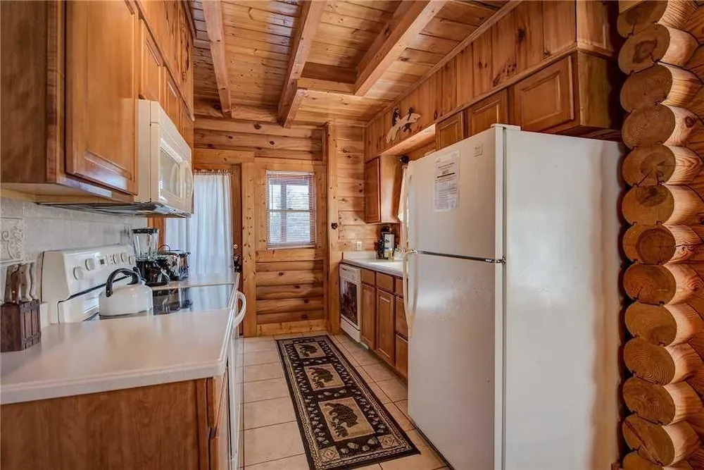 Another Day Inn Bearadise 2 Bedroom Home with Hot Tub
