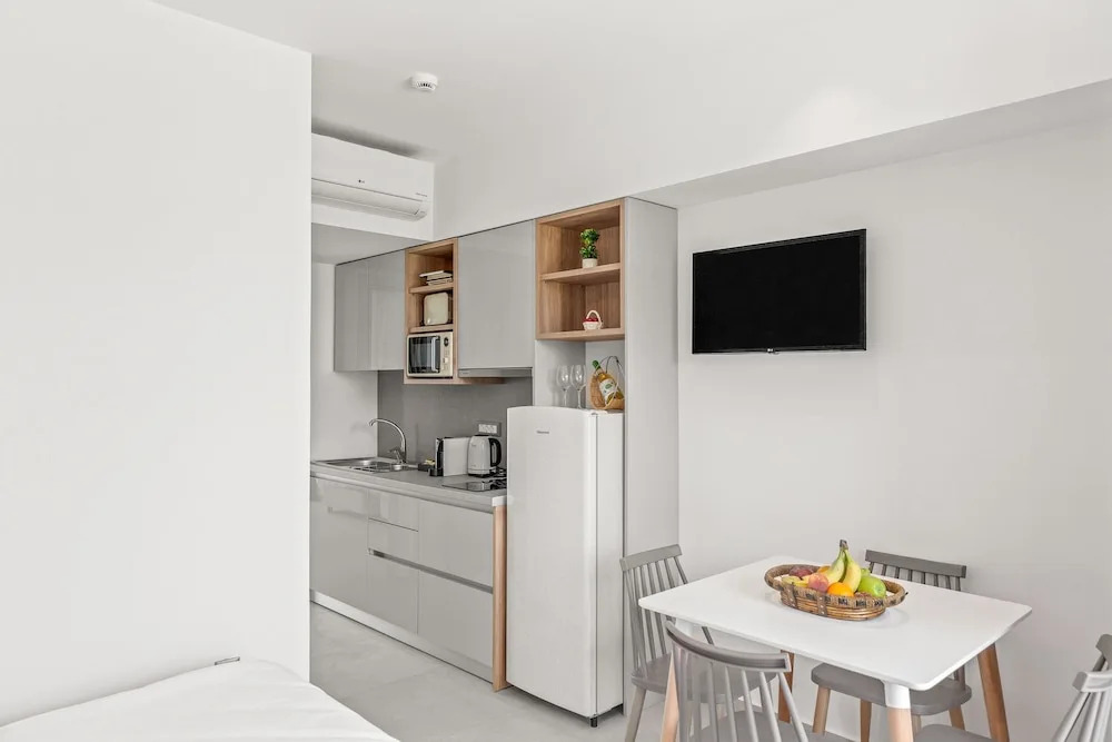 KOUROS STONE SUITES