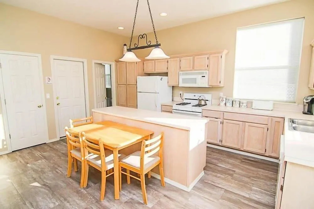 Cozy Gathering Space and Sparkling Amenities - Charming Seaside Haven