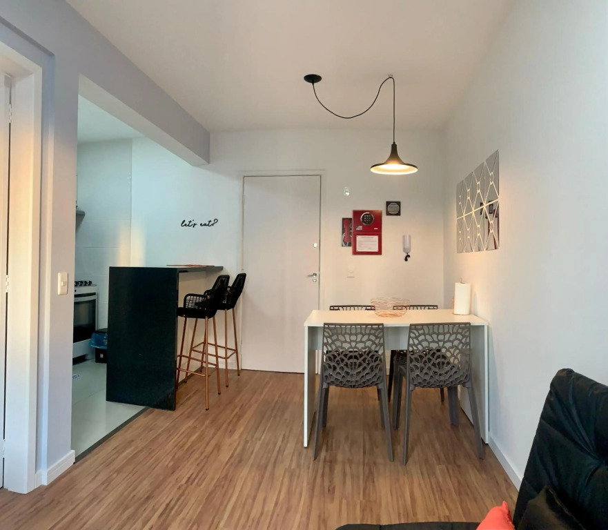 707- Apartamento Encantador, amplo e decorado, quarto, sala, cozinha, mobiliario moderno, cozinha completa com utensílios , Excelente vista da cidade e localização privelegiada no bairro Bigorrilho