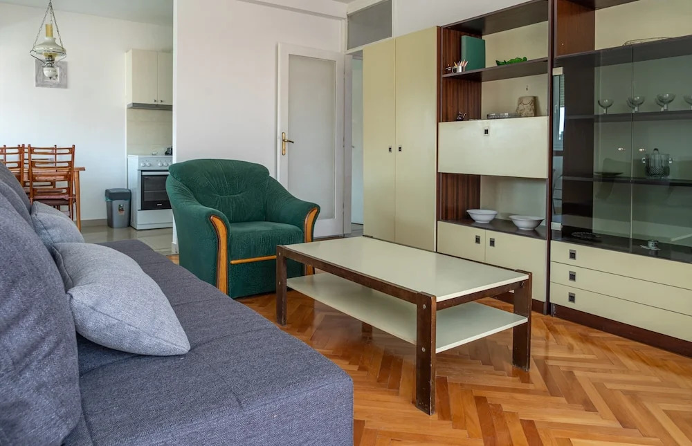 Spacious apt few min Walk to old Town and Beach