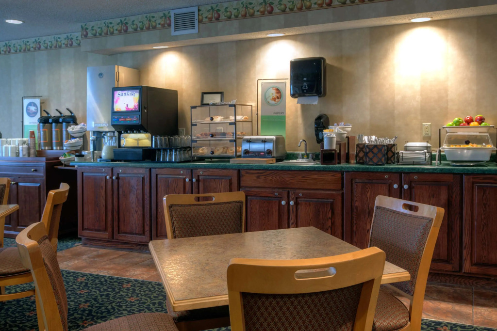 Country Inn & Suites by Radisson, Waterloo, IA