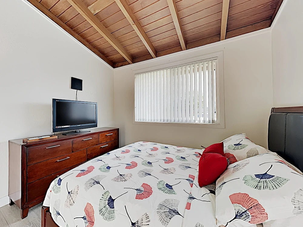 Larry 10631 - 3 Br home by RedAwning