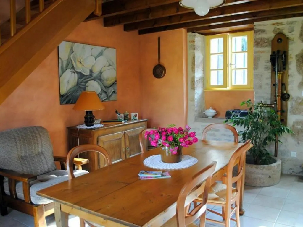 Maison charmante à Langres avec Wi-Fi et parking - FR-1-611-43