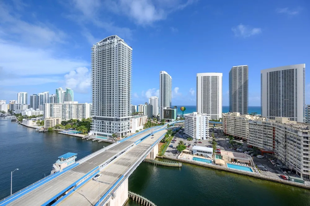 New Listing! Luxe Beach Dream W/ Infinity Pool 3 Bedroom Condo