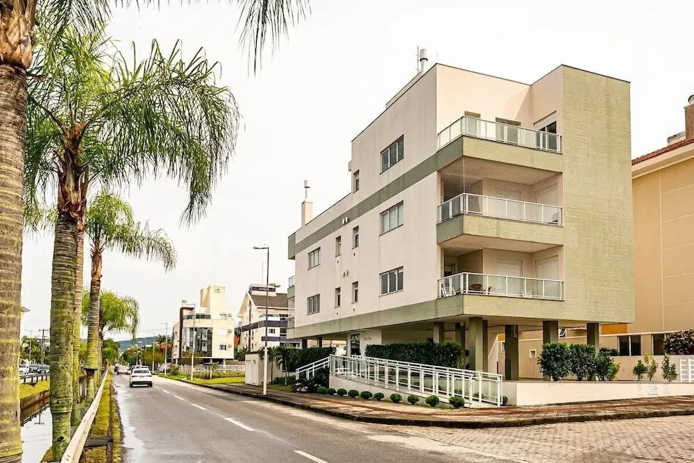 Apto 2Q e churrasq. 800m da praia de Jurerê SGA202