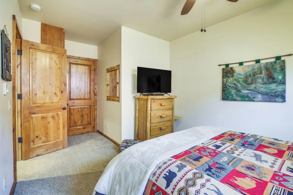 4 Mi to Snow Summit: Cabin w/ Mtn Views & Decks