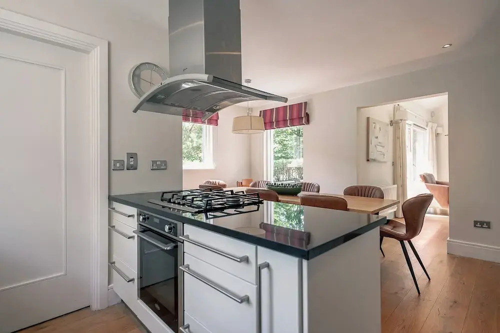 Spacious Kenmare Home to Sleep 8 Free use of Pool Onsite