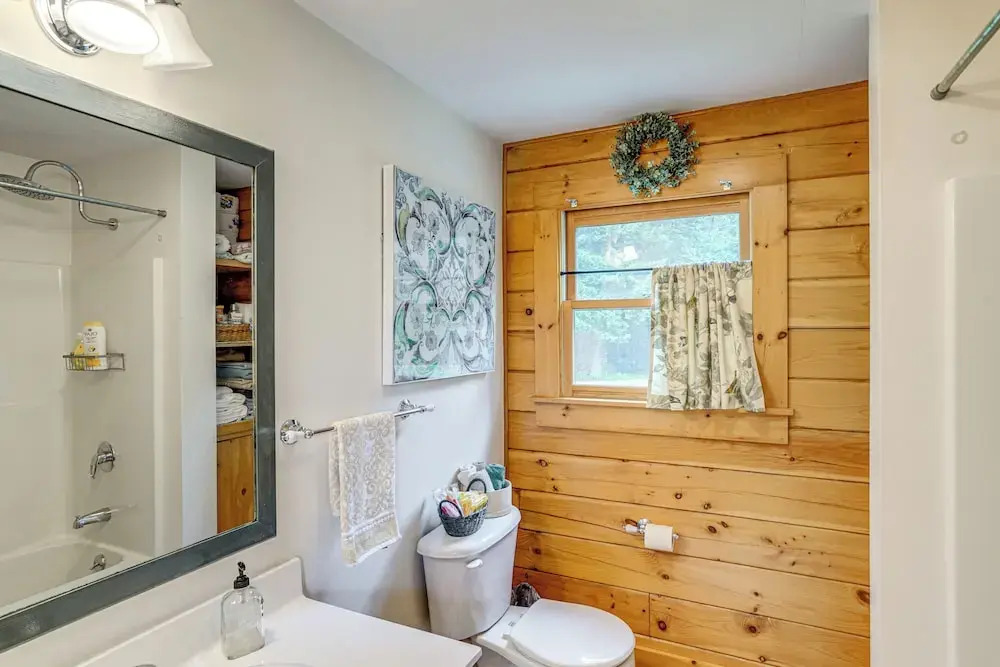 Spacious Wilmington Cabin: Walk to Lake