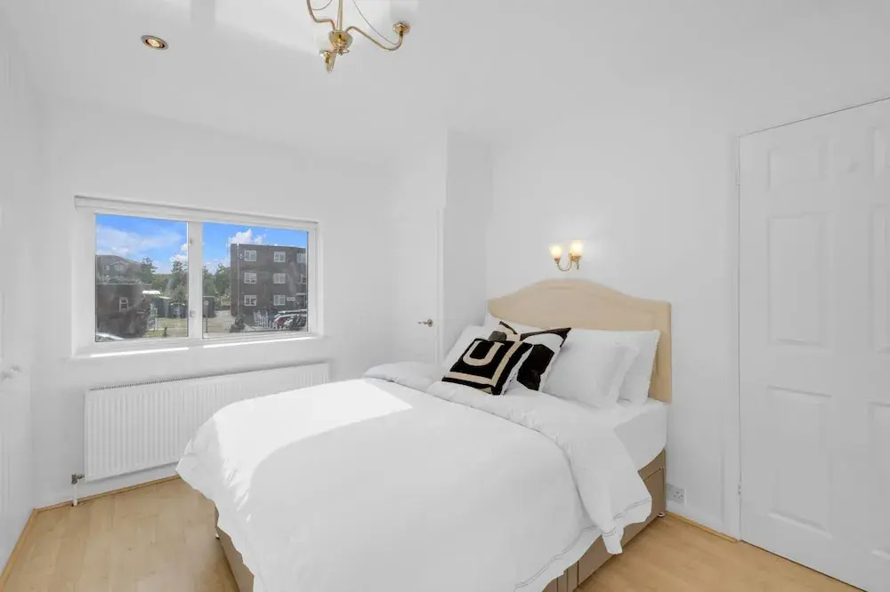 4 Bed - Sleeps 8 - Free Parking - Garden