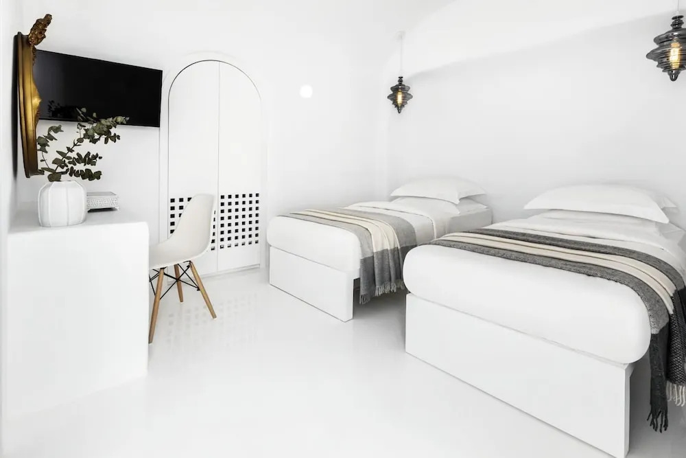 Immaculate 5-bed With Pool - Villa Eros Sea