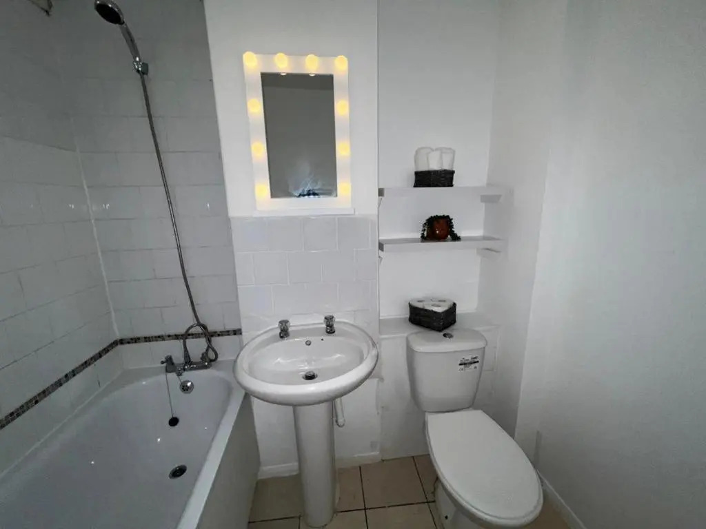 Impeccable 2-bed Apartment in Grays, London