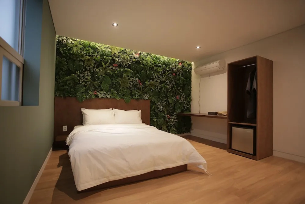 Hotel Seven Step