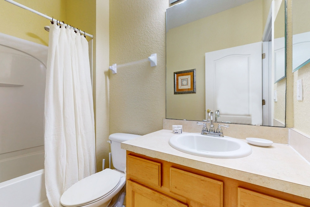 Gated-entry Townhome, With Shared Pool, Central AC, Near Theme Parks