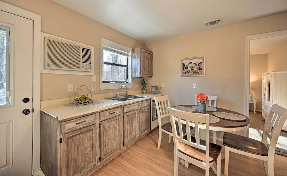 Pet-friendly 'shady Oaks' Broken Bow Gem w/ Patio!