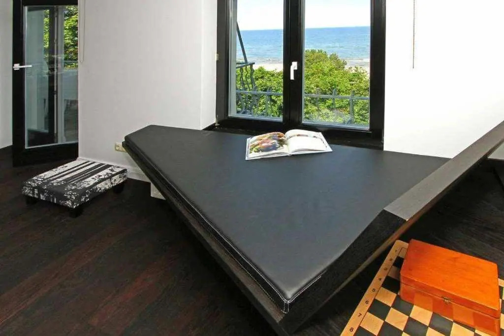 Villa Schering App 4 Black White