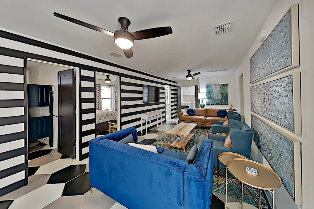 Chic Port A Escape W/ Big Balcony - Walk To Beach! 4 Bedroom Home