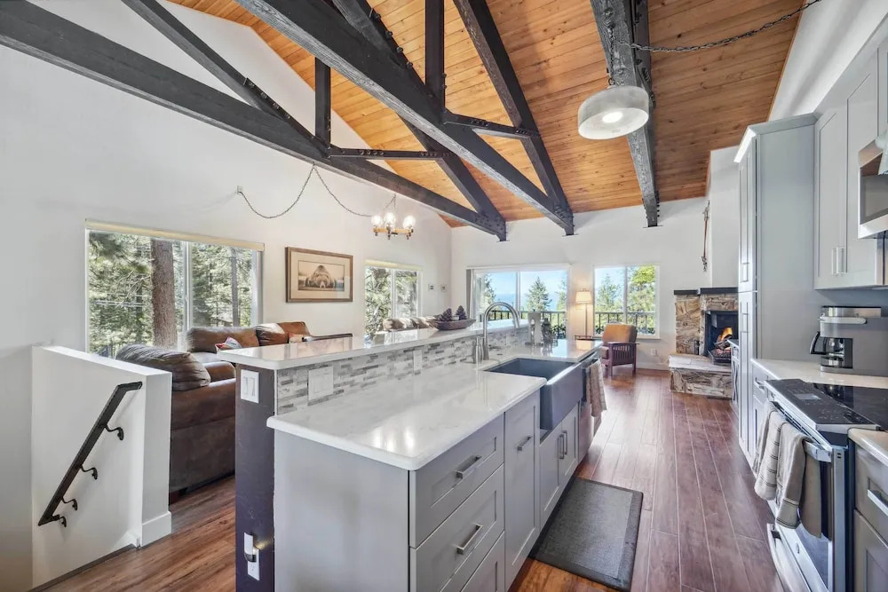 10 Mi to Palisades Tahoe! Condo w/ Game Room