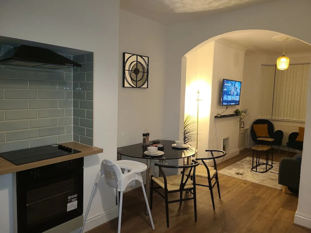 2 Bed House - Sleeps 5 - Pets - Parking - Wifi
