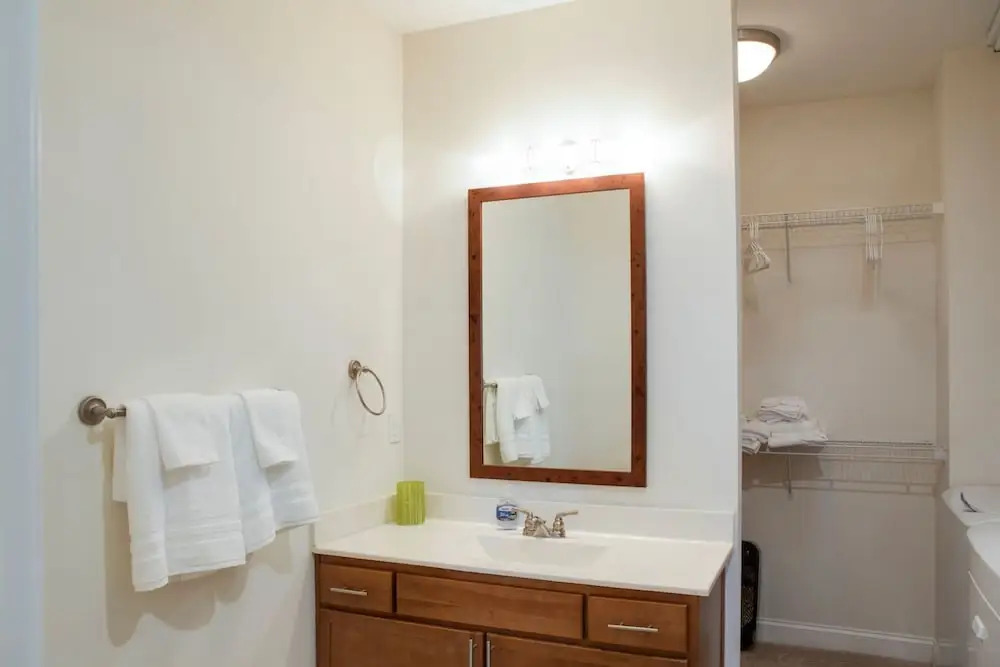Open Concept Loft Near Uptown & Stadium