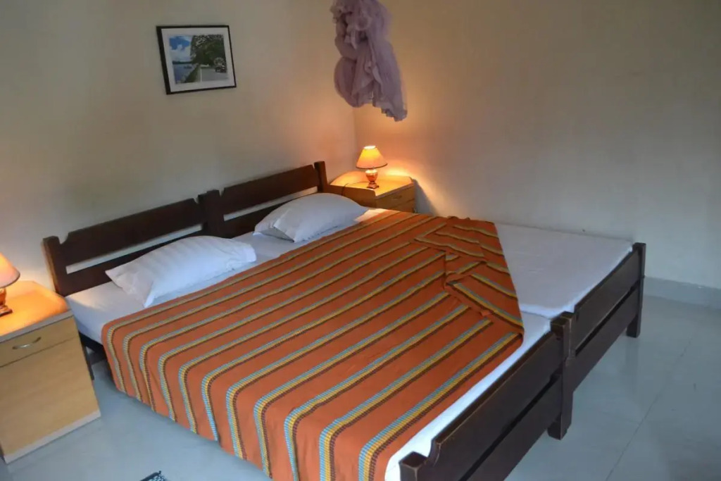 Ivy Banks Lake Round Hotel