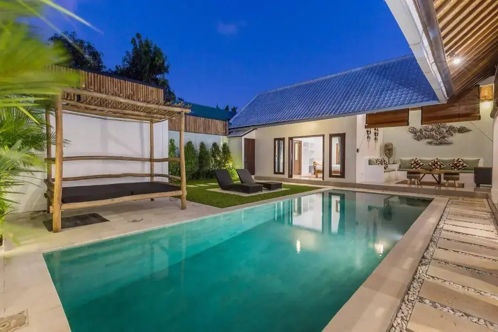 Oberoi new 4 bedr villa 5min walk from eat street&Beach