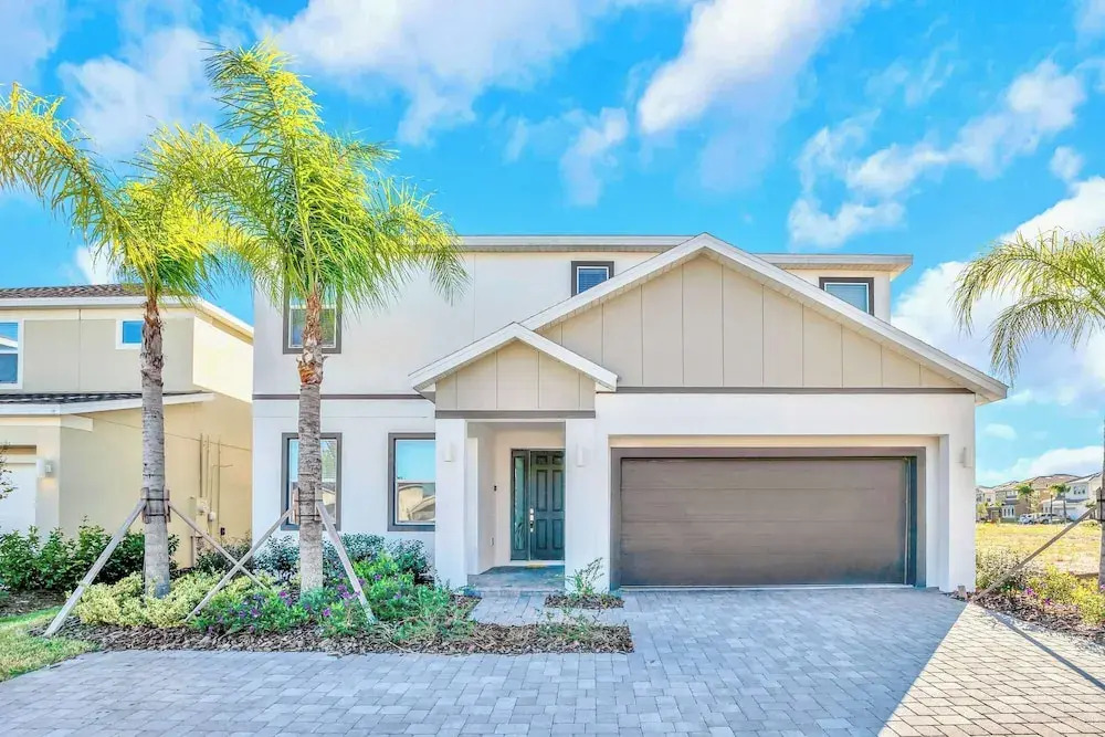 Waterfront Family Mansion w Bbq, Games Room, & Pool