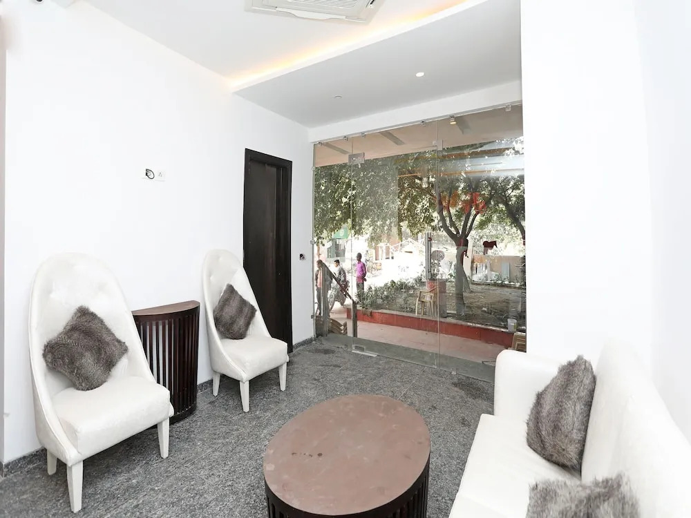 OYO 11071 Hotel Tisya