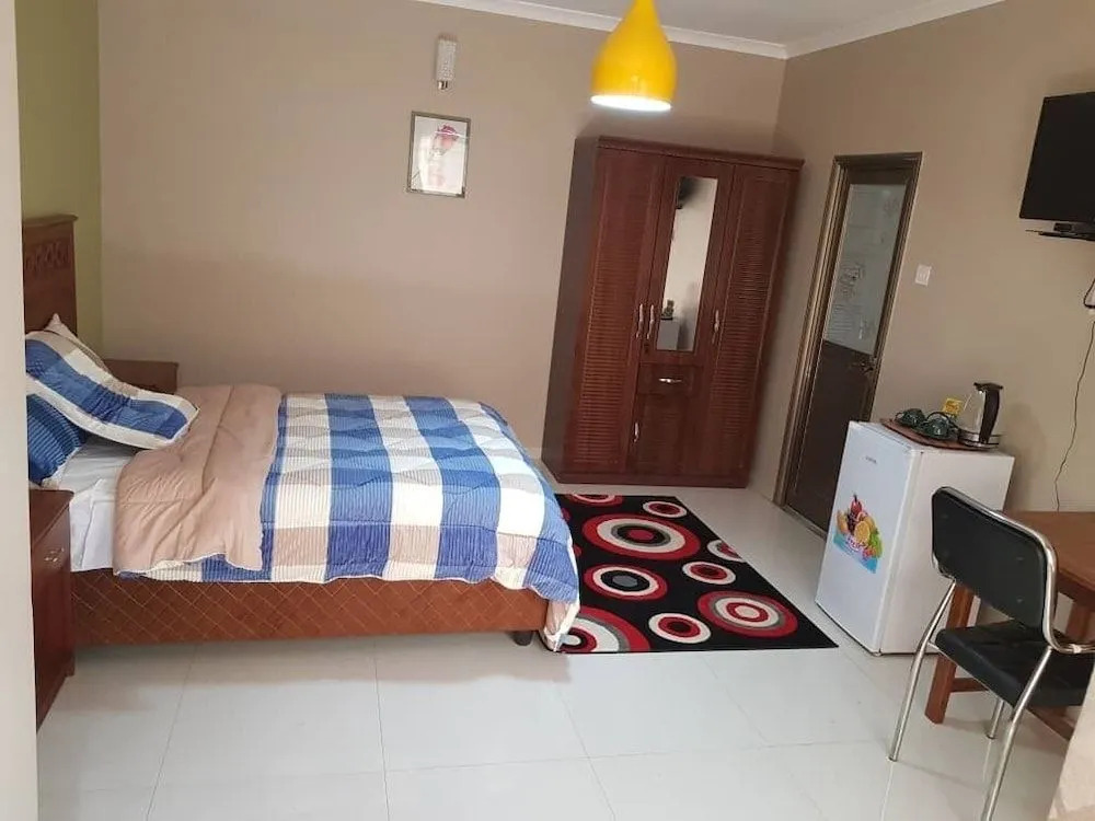 Ticheze Lodge And Car Hire