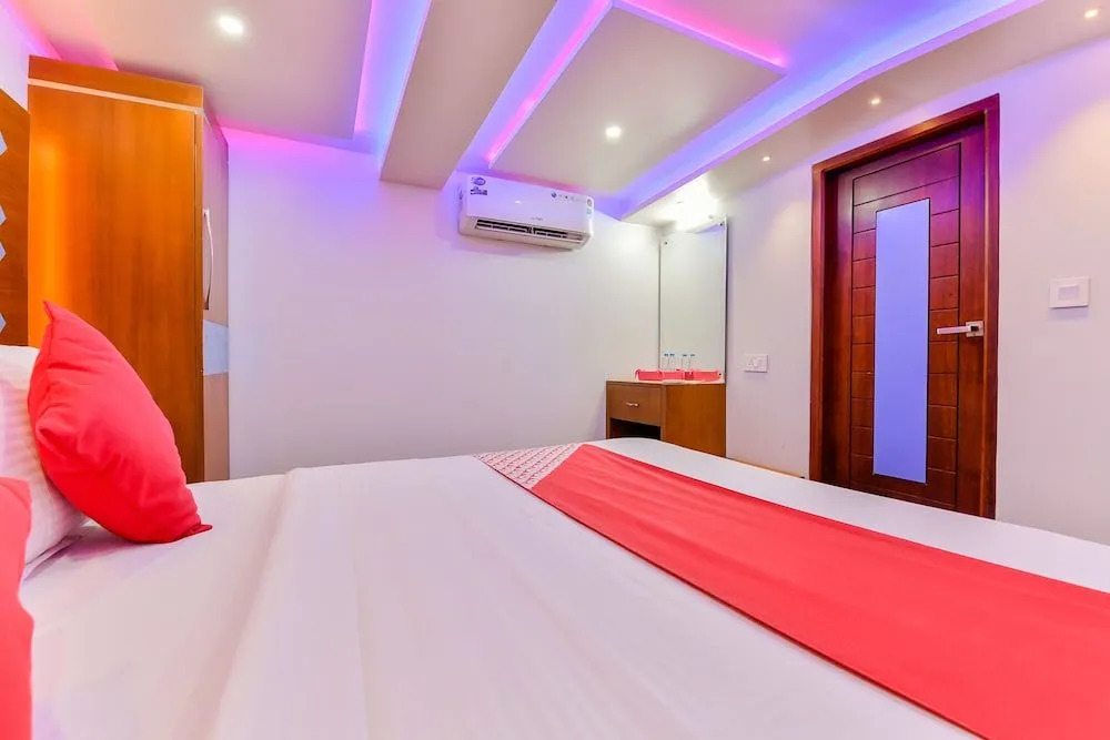 OYO 22759 Houseboat Luxury Smart Gold 6 BHK