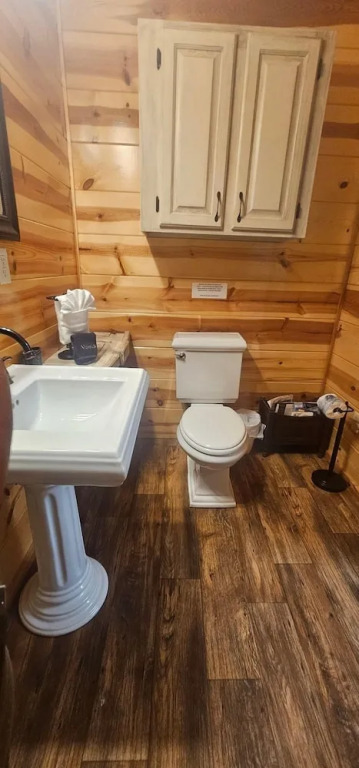 Arabella Cozy Nest With Hot Tub and Fire Pit in the Backyard by Redawning