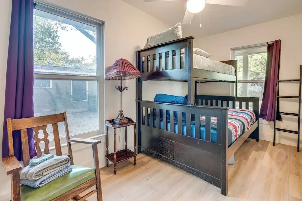 4 Mi to UT Austin: Bright & Modern Family Home