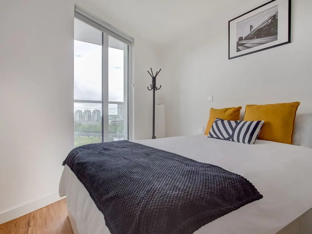 Plush Apartment in Manchester Near IWM North
