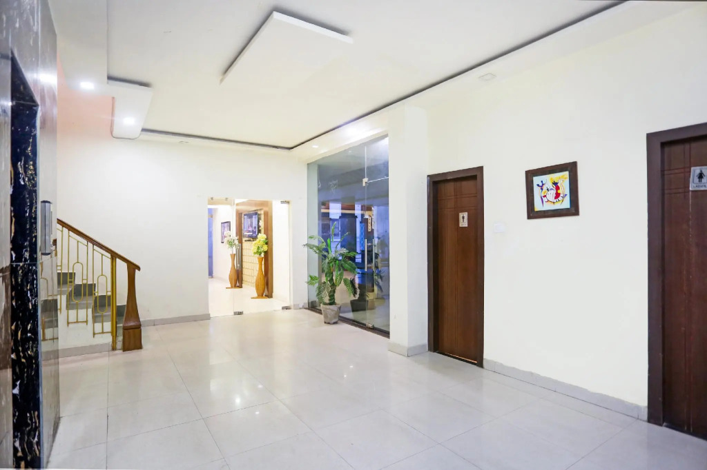 OYO 74366 Hotel Rudra