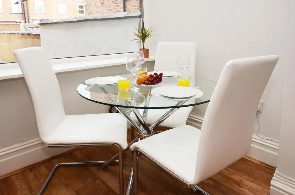 Hampton House by YourStays - 4 Bedroom House in Centre of Crewe