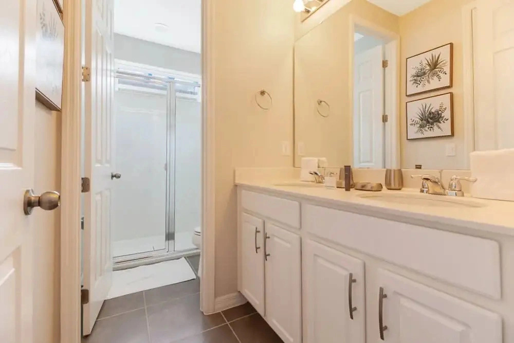 Upscale 9BR Stay With Pool and Themed Rooms