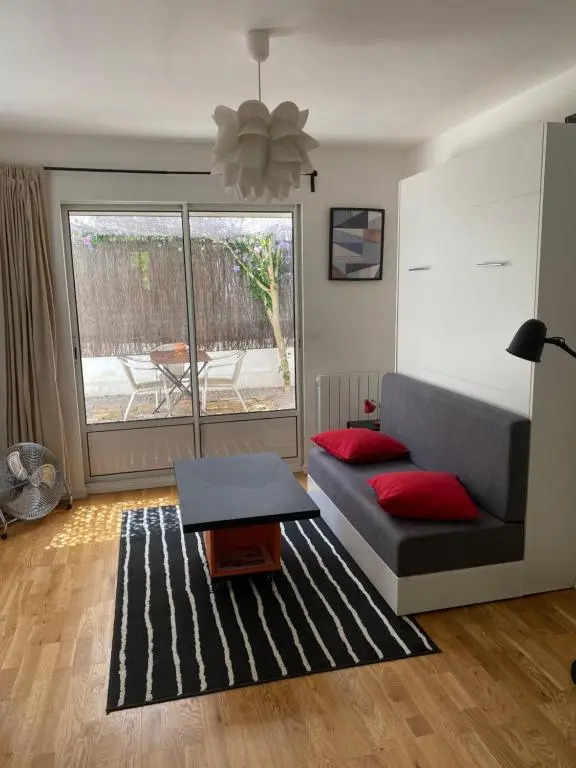 Grand studio de 38m2 et cour indépendante de 25m2 dont wifi et Netflix